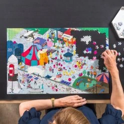 Puzzlup 1500 - Puzzelmat Neopreen - Zelfsluitend & Antislip - Portapuzzle Met Luxe Opbergtube - Tot En Met 1500 Stukjes - 66 X 120 Cm -Exporteren puzzels winkel 550x550 301